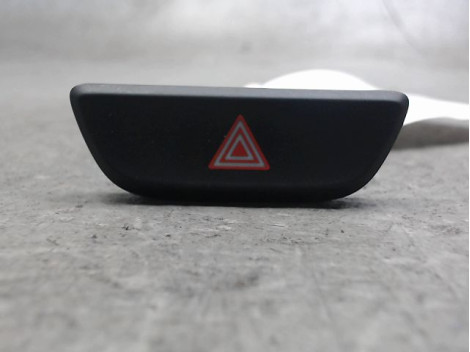 BOUTON DE WARNING TOYOTA YARIS CRO