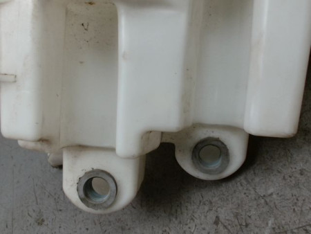RESERVOIR LAVE-GLACE AVANT TOYOTA AURIS 2010-