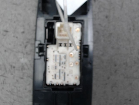 COMMANDE LEVE-GLACE PORTE AVD TOYOTA AURIS 2010-
