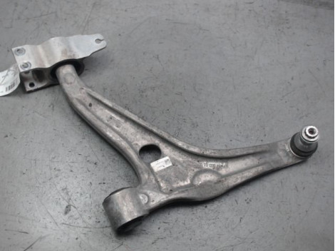 TRIANGLE INFERIEUR AVANT GAUCHE MERCEDES CLA