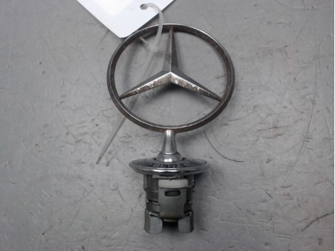 SIGLE CALANDRE MERCEDES E220