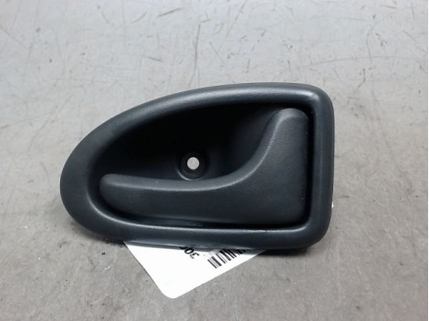 POIGNEE INTERIEURE PORTE AVANT DROIT RENAULT TRAFIC CN 1000KG 8.2006-