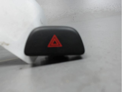 BOUTON DE WARNING NISSAN MICRA