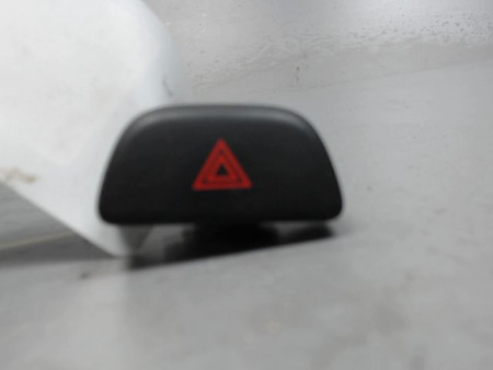 BOUTON DE WARNING NISSAN MICRA